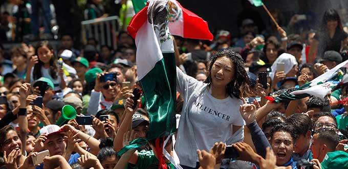 Afición mexicana festeja triunfo de Corea en el Ángel