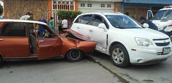 Aparatoso choque en la Col. San Leonel