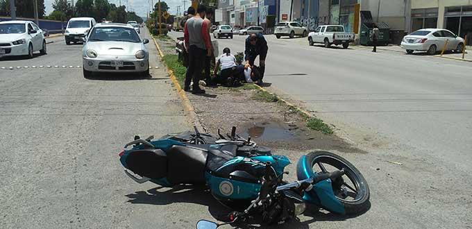 Motociclista sale lesionado al ser embestido por auto