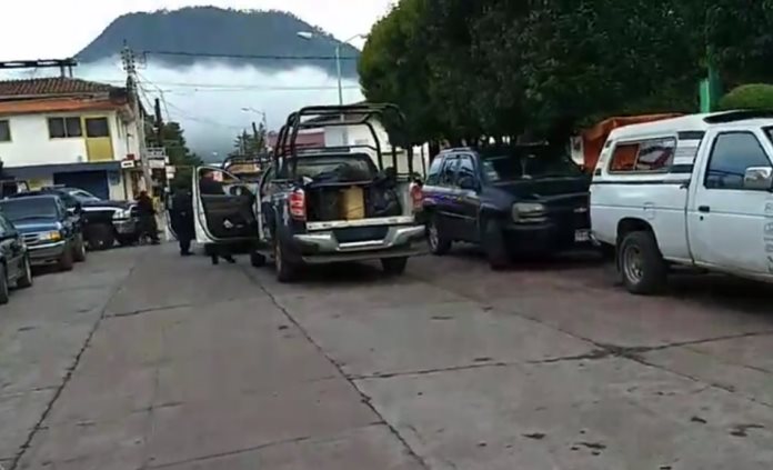 Policías estatales detienen, golpean y despojan de equipo a periodistas en Ocampo, Michoacán