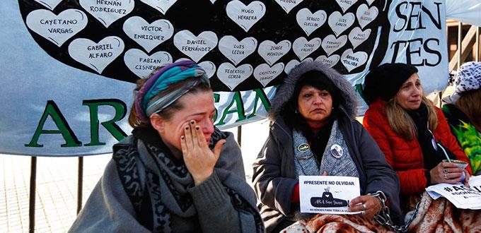 Familias de submarinistas argentinos desaparecidos protestan encadenadas