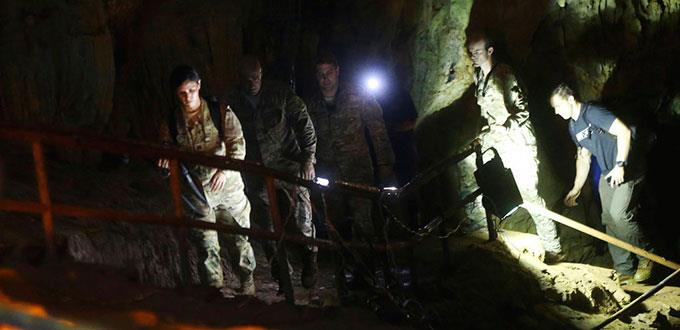 Cavan hoyo para rescatar a niños en cueva en Tailandia