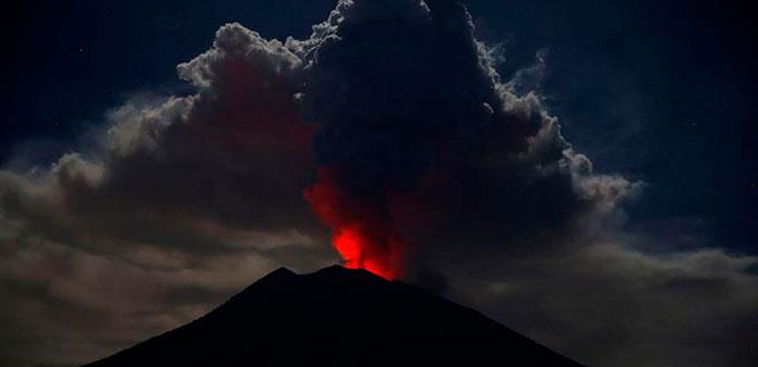 Volcán en Indonesia arroja cenizas; cancelan vuelos a Bali
