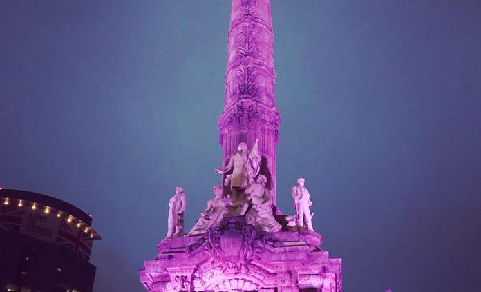 Monumentos de la capital se iluminan de morado para invitar a votar
