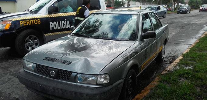 Automóvil atropella a par de peatones