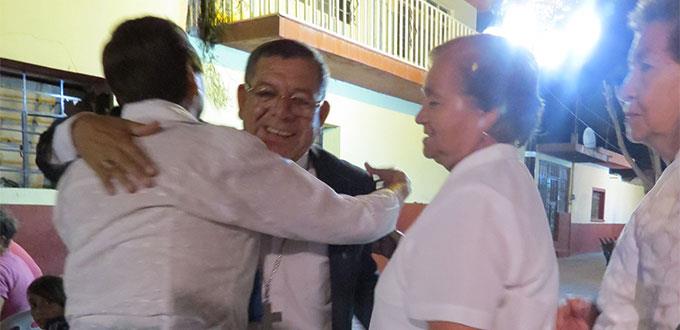Dan cálida recepción al obispo en el Sagrario