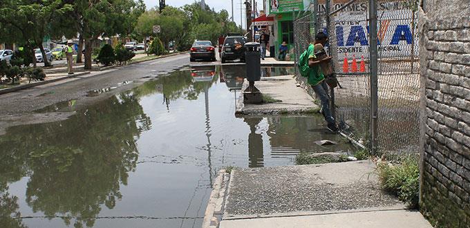 Exigen a Interapas sanear fuga de aguas negras en Av. Salk
