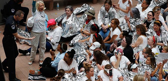 Marcha femenina contra “tolerancia cero” de Trump