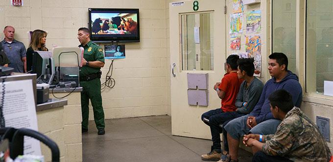 Melania visita otro centro de detención