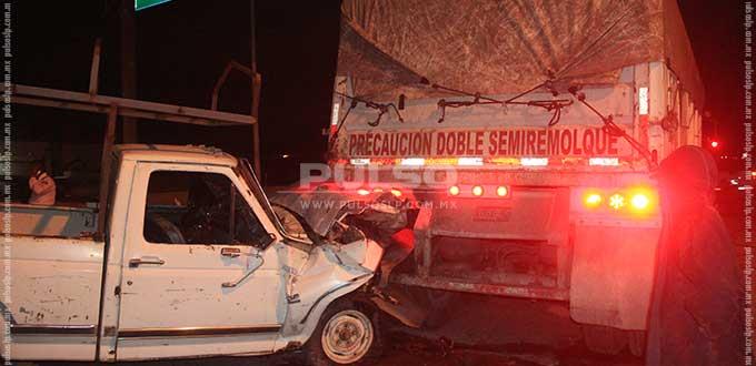 Camioneta choca contra tráiler; una persona lesionada