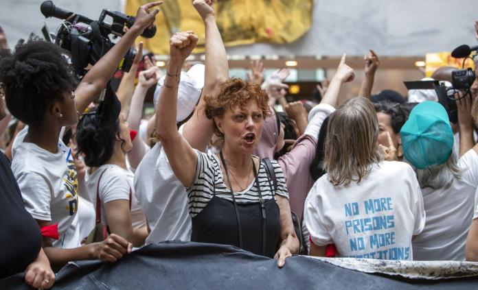La actriz Susan Sarandon, detenida varias horas tras protesta contra Trump