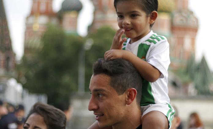 Jugadores de México se relajan en la Plaza Roja