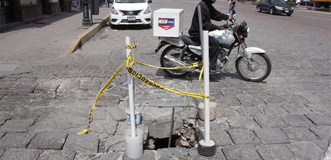 Transeúntes en riesgo por hoyo en Universidad
