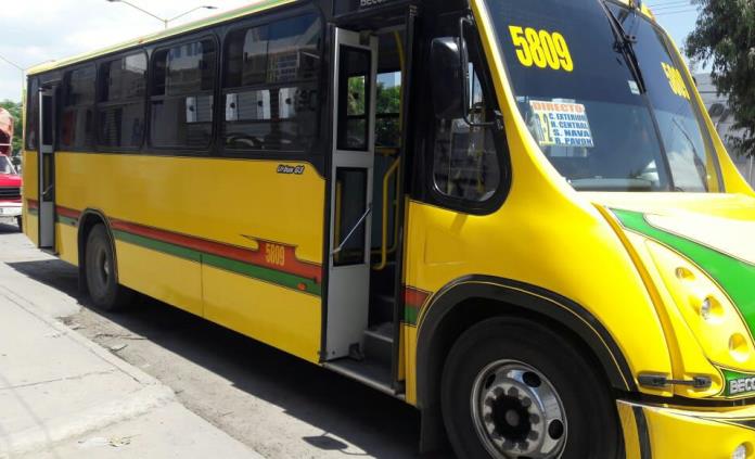 Chofer de camión urbano huye tras arrollar a un septuagenario en silla de ruedas