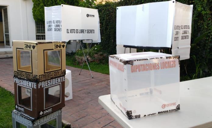 Tarda en llegar la urna para elección de presidente municipal a la casilla donde deberá votar Xavier Nava