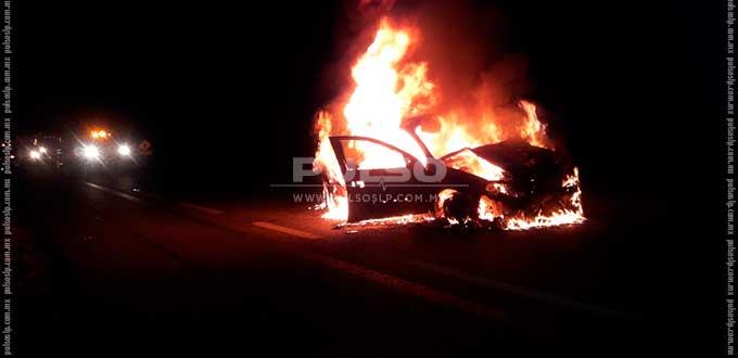 Vehículo se incendia tras choque contra un caballo