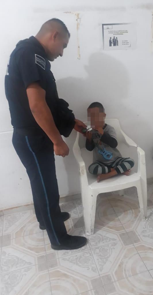 Policías auxilian a niño que deambulaba solo por las calles de Fresnos