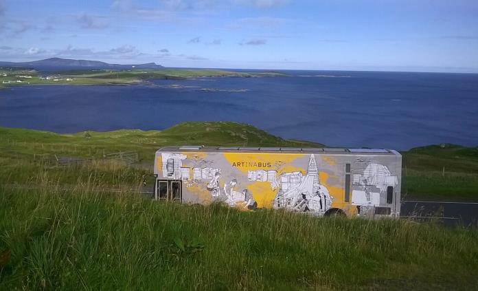 Travelling Gallery, el autobús que lleva 40 años llevando el arte por Escocia