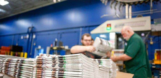 Trump prosigue con aranceles a papel periódico canadiense y analiza impuesto a medios impresos