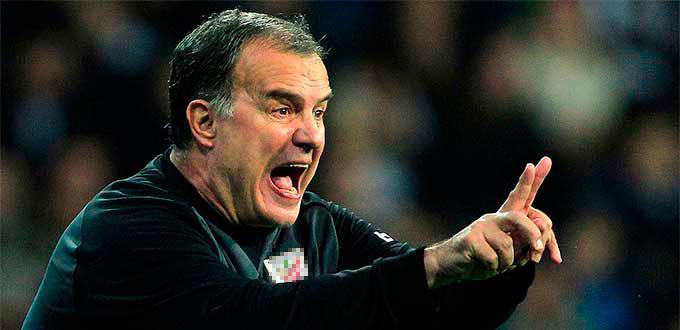 Marcelo Bielsa pone a recoger basura a futbolistas del Leeds