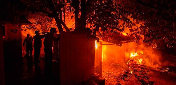 Más de una docena de incendios afectan California; dos están imparables