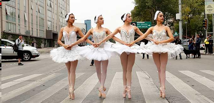 El ballet sale del teatro
