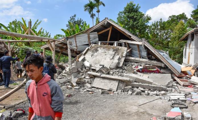 Suman 131 los muertos y casi mil 500 los heridos por sismo en Indonesia