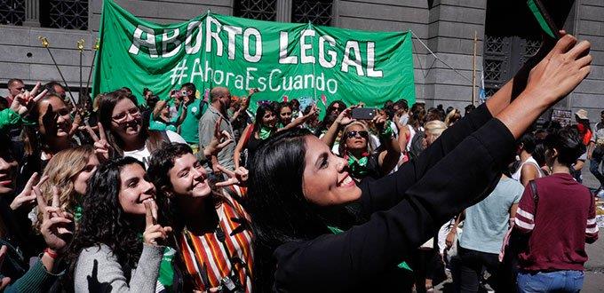 Recogen firmas para pedir consulta popular vinculante por aborto en Argentina