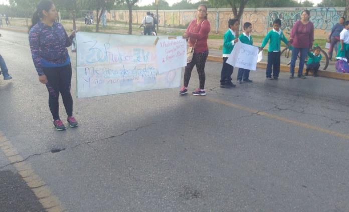 Por robos, padres de familia y estudiantes bloquean la carretera a Zacatecas