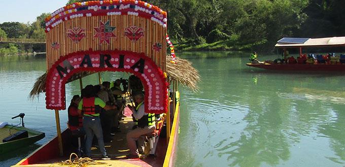 Trajineras atraen a turistas nacionales y extranjeros