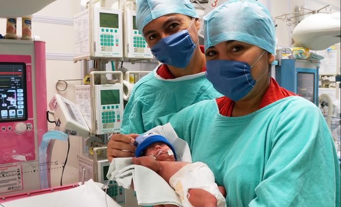 Nace bebé prematuro de 820 gramos, 14 días después del fallecimiento de su hermana gemela