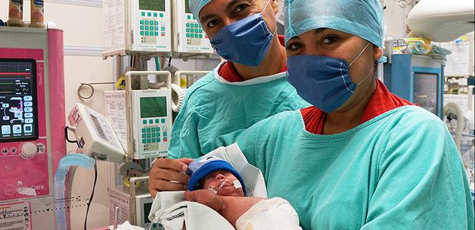 Nace 14 días después de su gemela