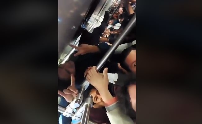 Usuario viaja trepado en pasamanos de Tren Ligero para llegar a tiempo a su trabajo (VIDEO)