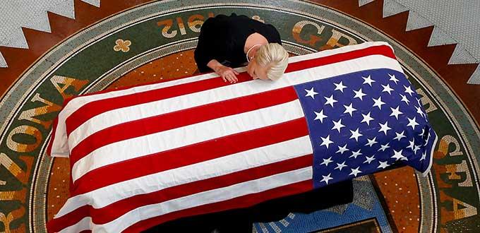 El adiós a McCain, una minuciosa maniobra para mostrar su antipatía por Trump