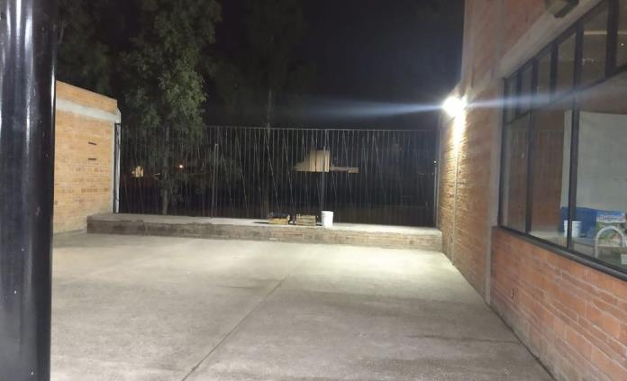 Detienen en unidad deportiva a presunto ladrón; hasta los lentes de un policía llevaba
