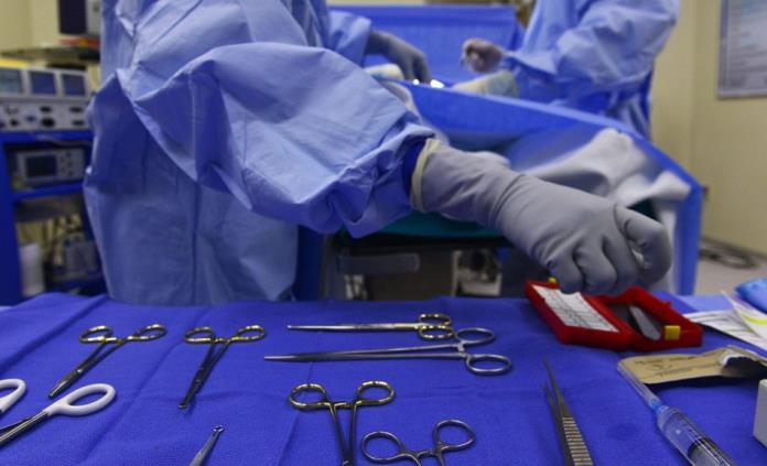 Médico extirpa por error un riñón sano a niño con cáncer en Bolivia y desata indignación