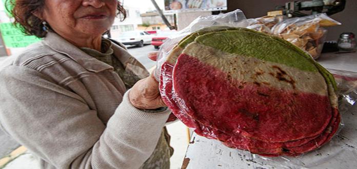 Por fiestas patrias hacen tortillas tricolores en Toluca