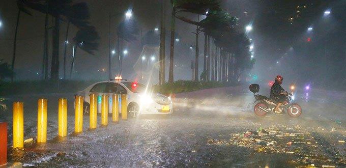 Tifón Mangkhut deja 12 muertos a su paso por el norte de Filipinas y se dirige a China