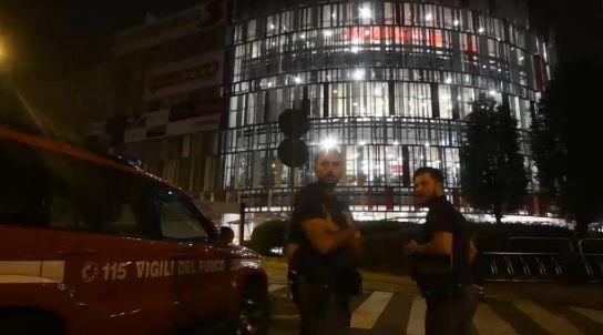 Muere adolescente en Milán al caer en un ducto de aire acondicionado mientras se hacía una selfie