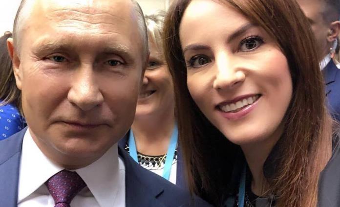 Gabriela Cuevas presume en redes sociales foto con Putin