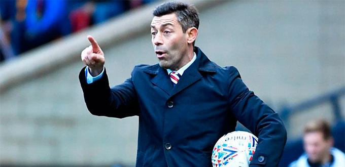 Aficionados de Cruz Azul protestan por sanción a Caixinha