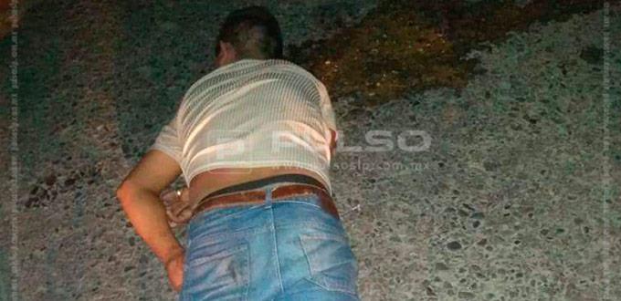 Taxistas propinan golpiza a presunto ladrón en Salvador Nava