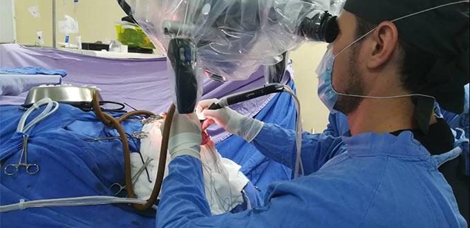 Neurocirujanos del IMSS extraen un tumor cerebral con aspirador ultrasónico