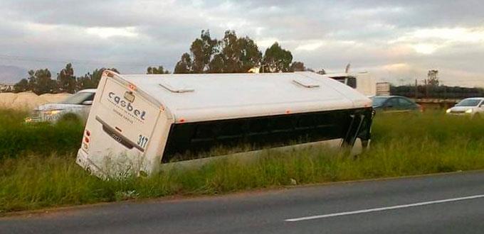 Camión de personal cae a cuneta, no hay heridos