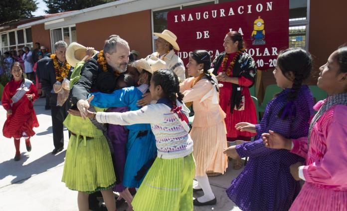 Miguel Bosé inaugura ludoteca para niños mazahuas