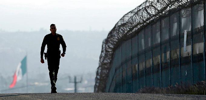 EU envía barreras de seguridad a su frontera con México por caravana
