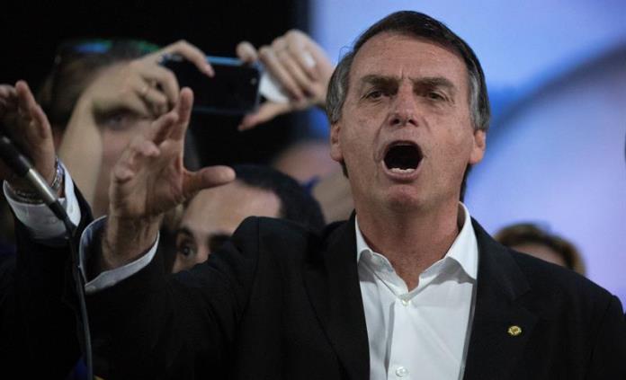 Bolsonaro dice apoyar libertad de expresión pero amenaza al diario Folha de Sao Paulo