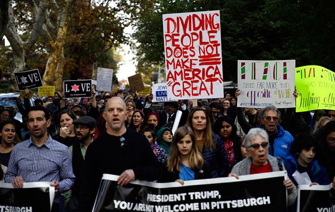En medio de protestas, Trump visita la sinagoga donde murieron 11 personas en tiroteo