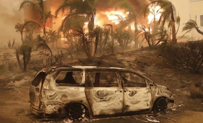Lady Gaga, Kardashian, Del Toro y otros famosos, evacuados por fuego en California