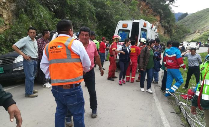 Mueren 6 niños futbolistas y entrenador en accidente en Perú